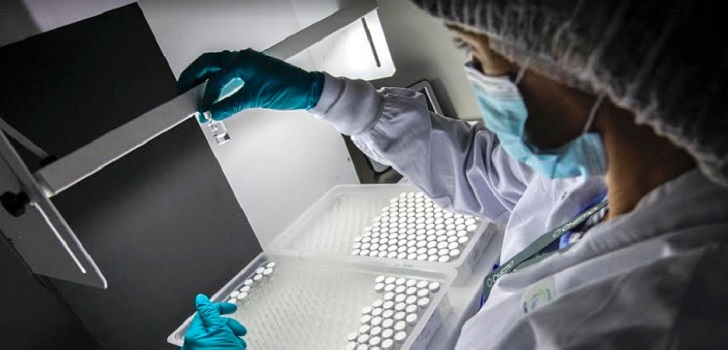 Trabajador en un laboratorio Insud Pharma firma un acuerdo con AstraZeneca para fabricar los viales de su vacuna